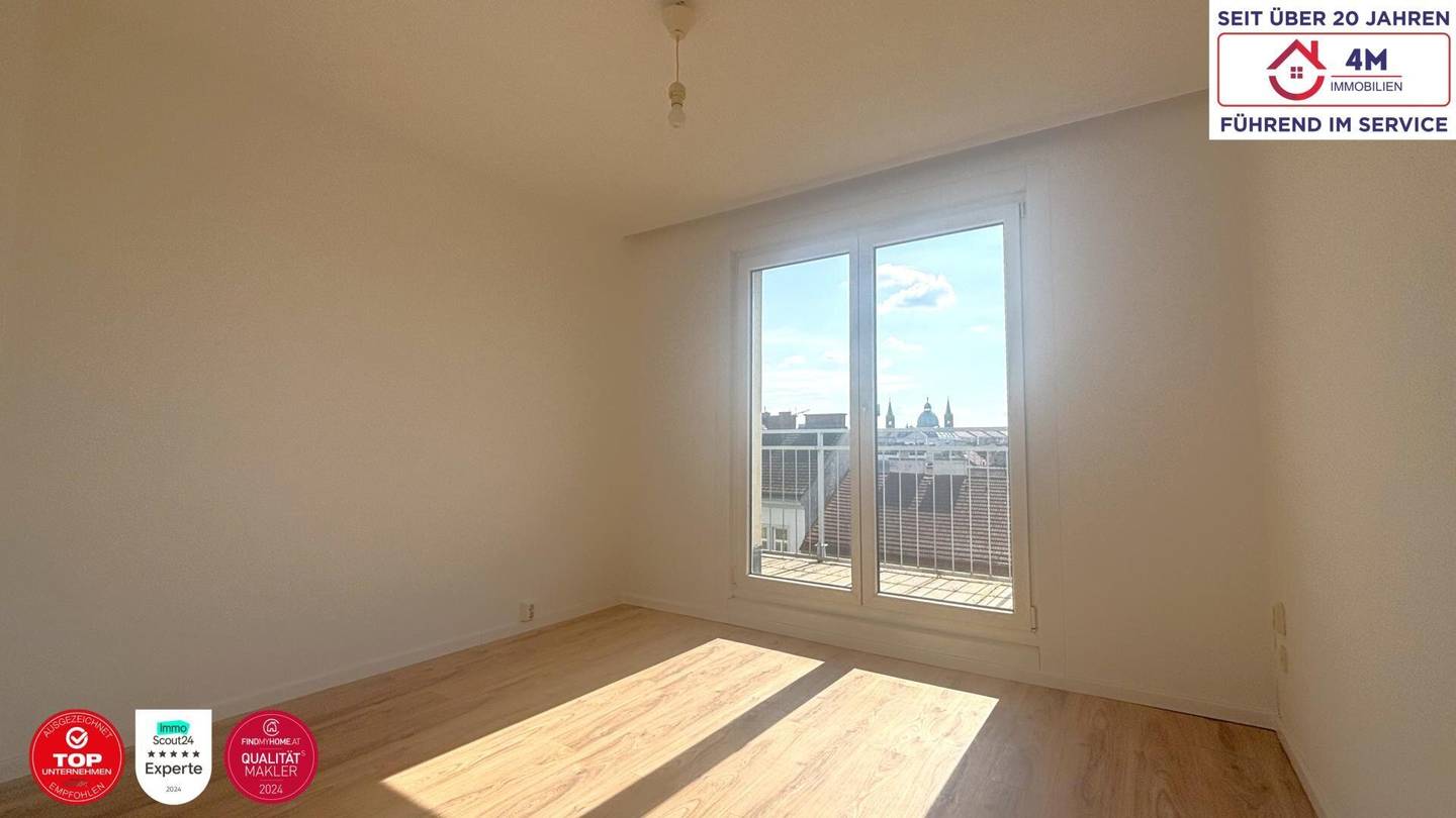 Helle Dachgeschosswohnung mit Terrasse und Stadtblick