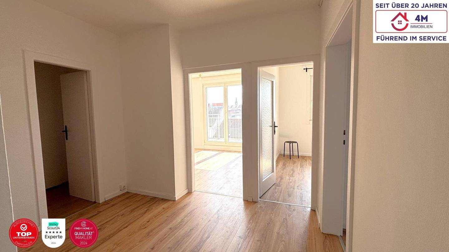 Helle Dachgeschosswohnung mit Terrasse und Stadtblick