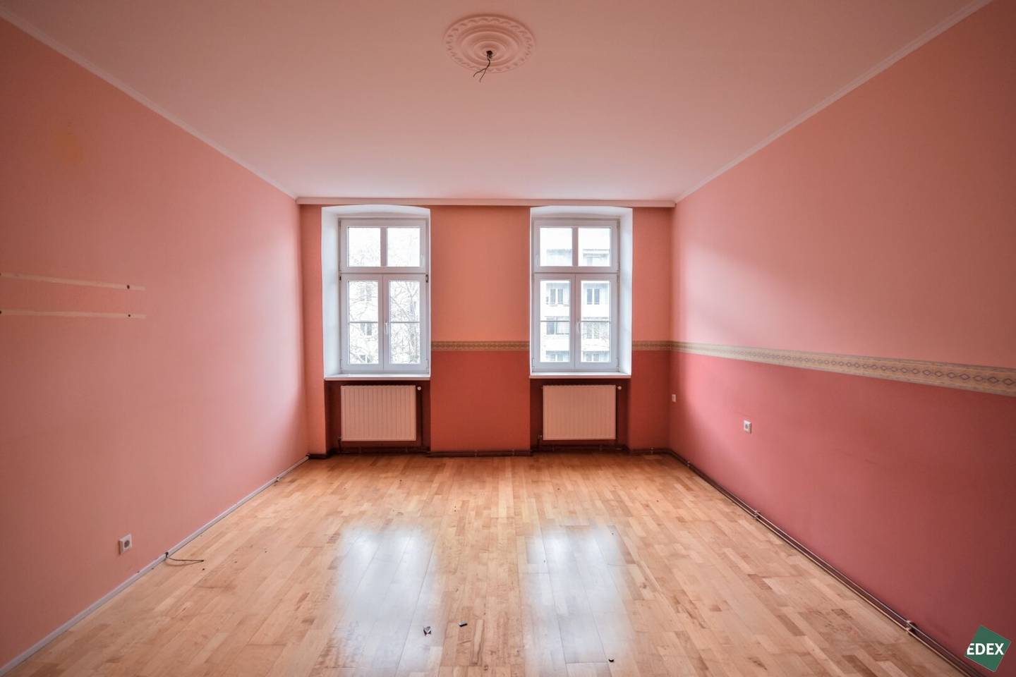 Altbau apartment with design potential near U1 Keplerplatz
