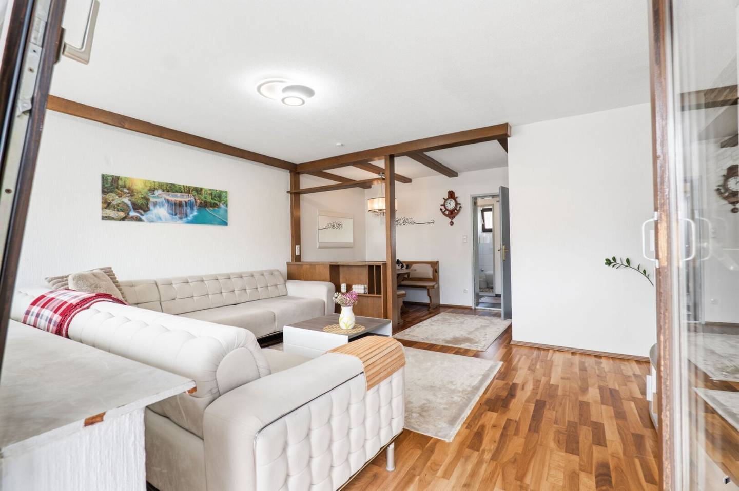 Moderne Wohnung mit Balkon und Einbauküche