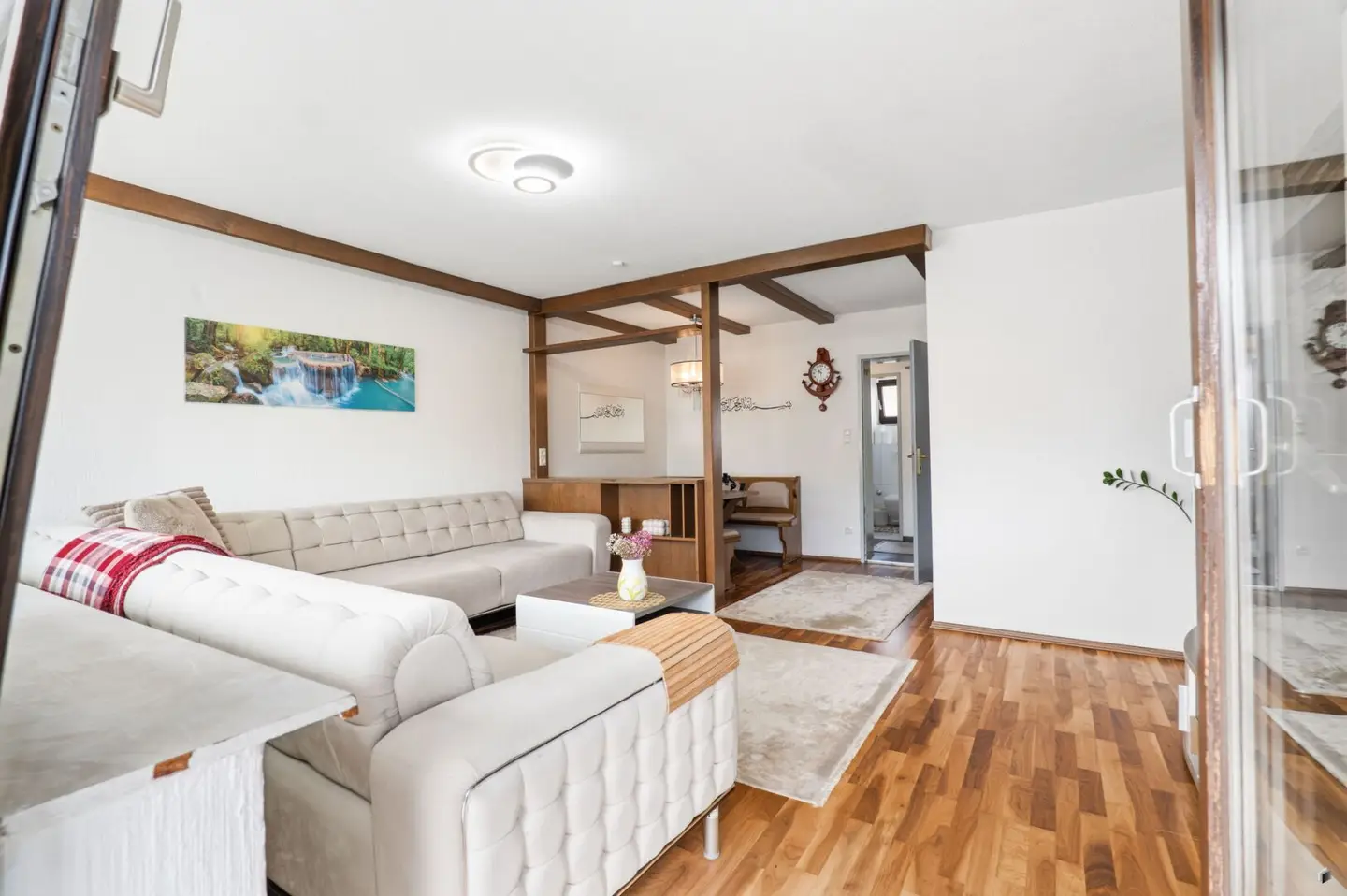 Moderne Wohnung mit Balkon und Einbauküche