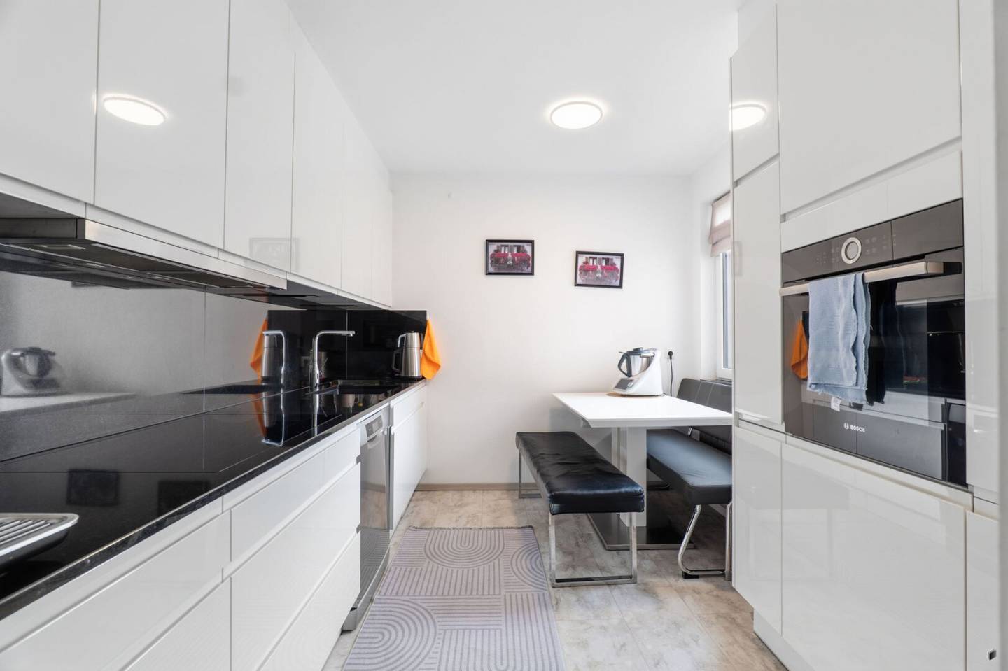 Moderne Wohnung mit Balkon und Einbauküche