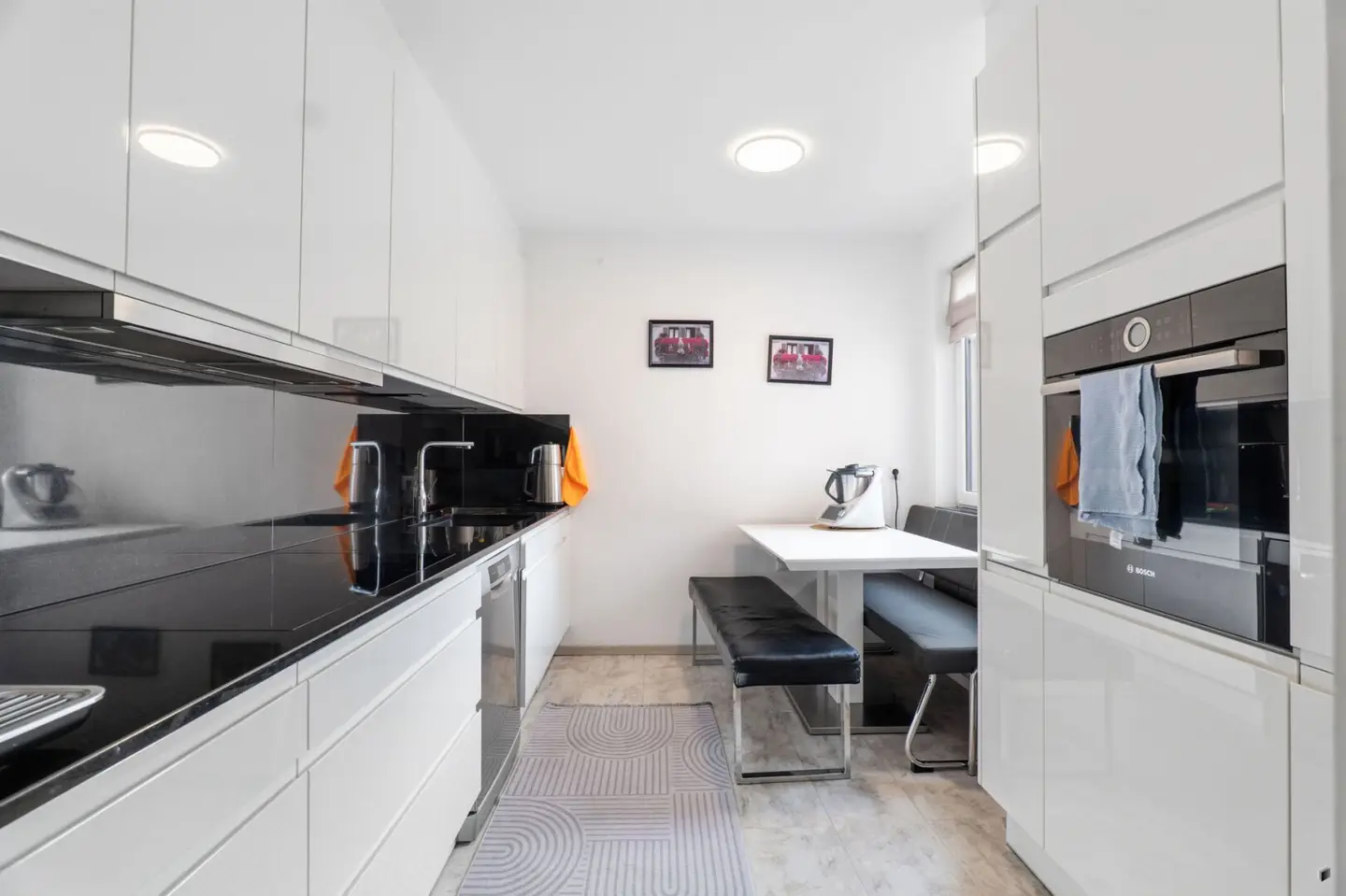 Moderne Wohnung mit Balkon und Einbauküche