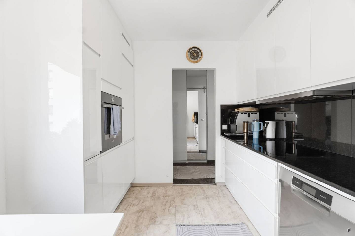 Moderne Wohnung mit Balkon und Einbauküche