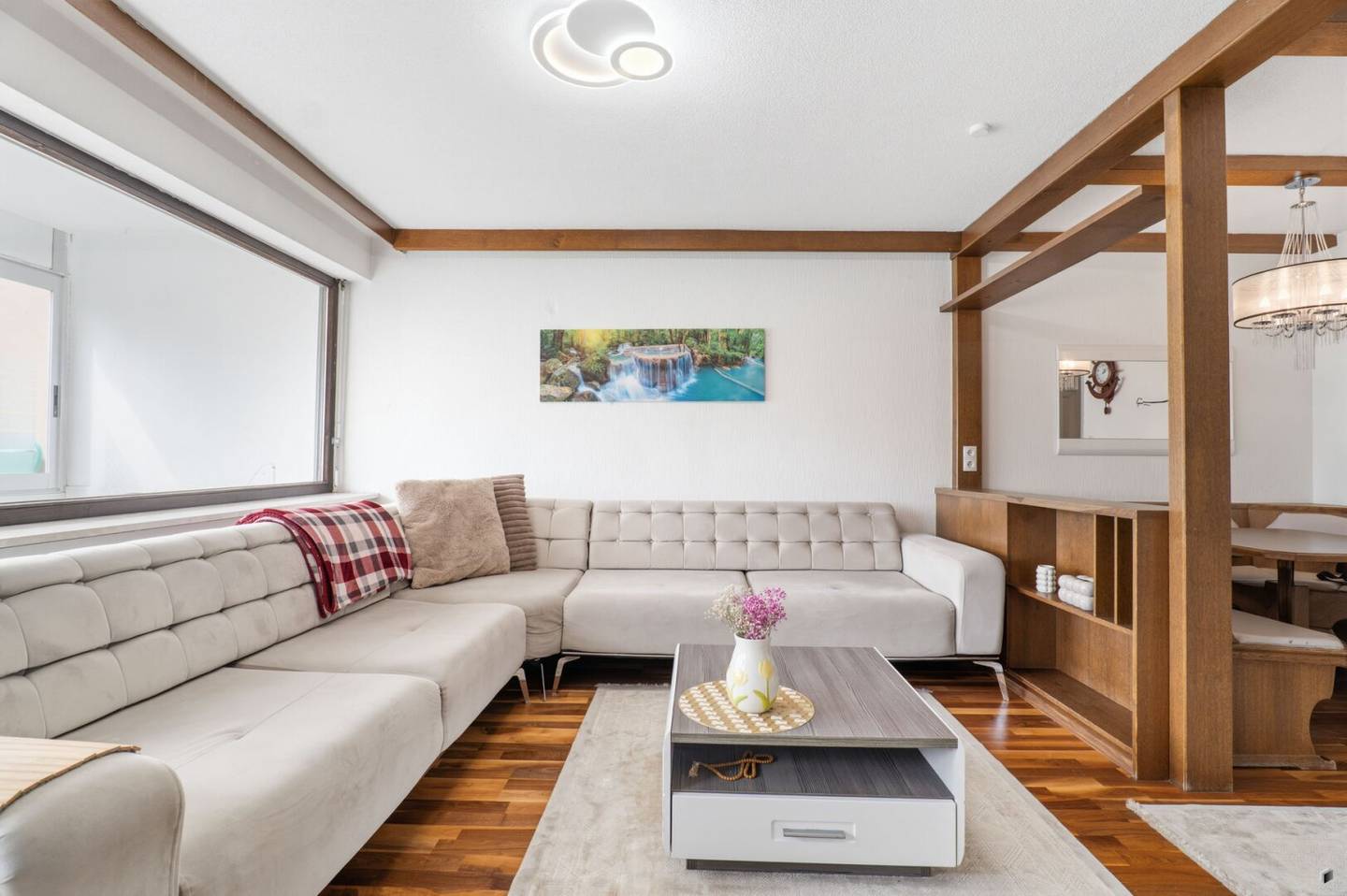 Moderne Wohnung mit Balkon und Einbauküche