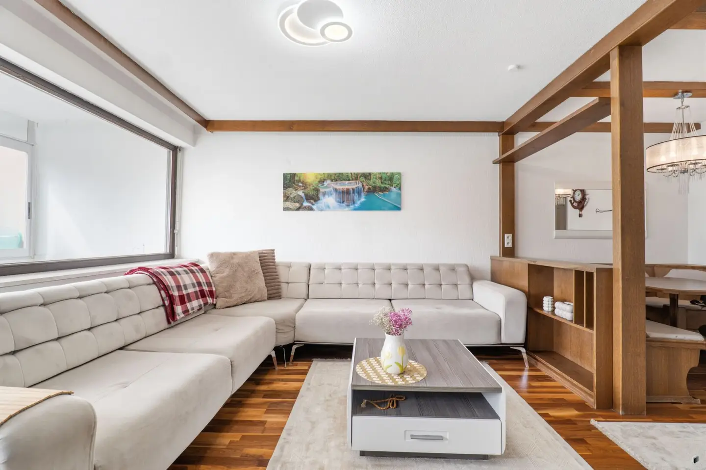 Moderne Wohnung mit Balkon und Einbauküche