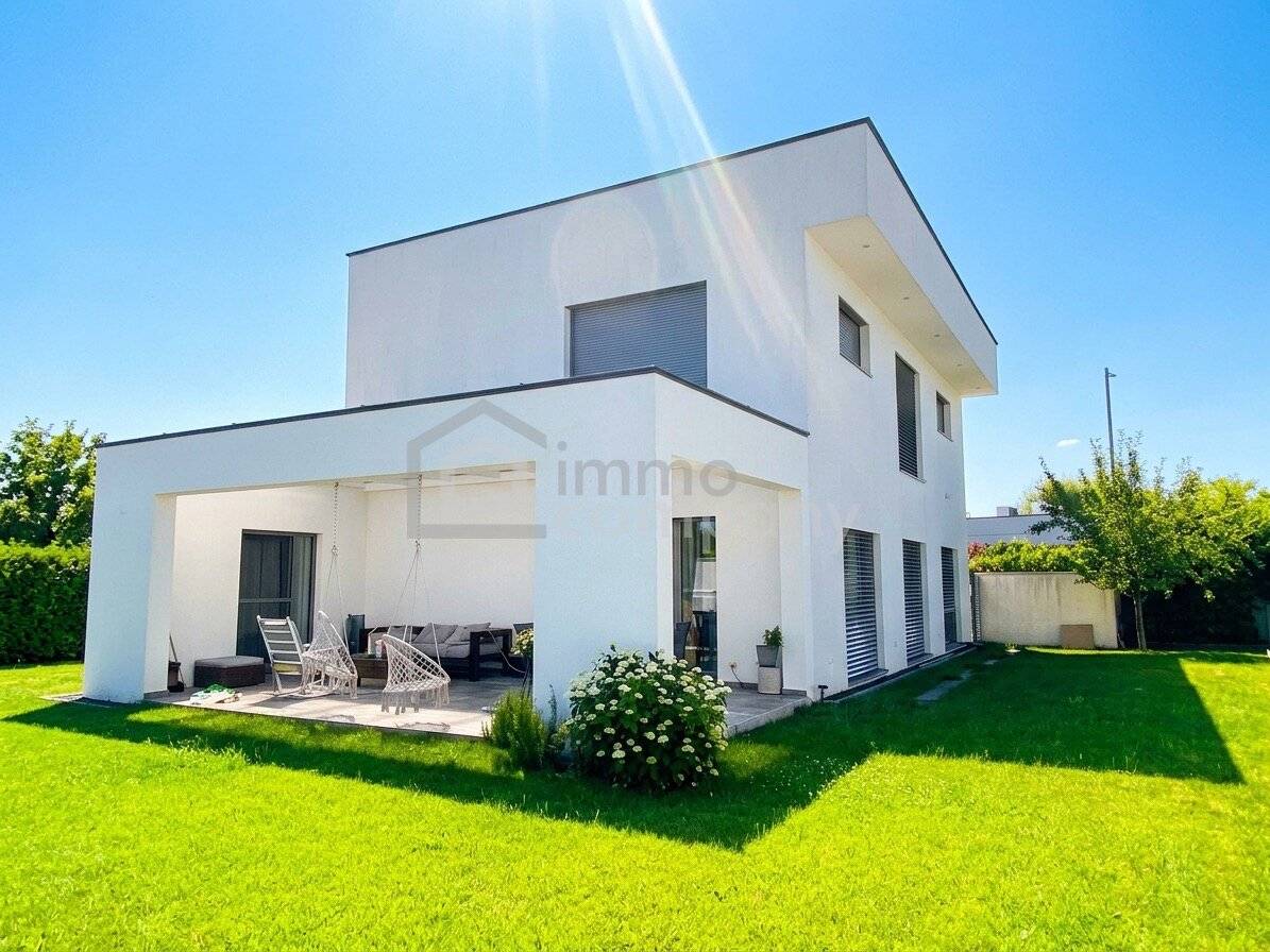 Light-Filled Villa with Garden and Garage