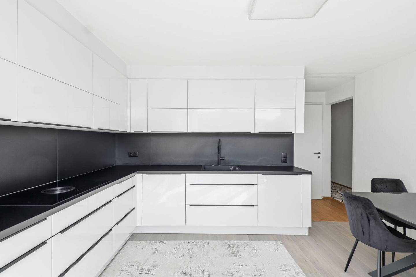 Helle Wohnung mit Balkon und Einbauküche