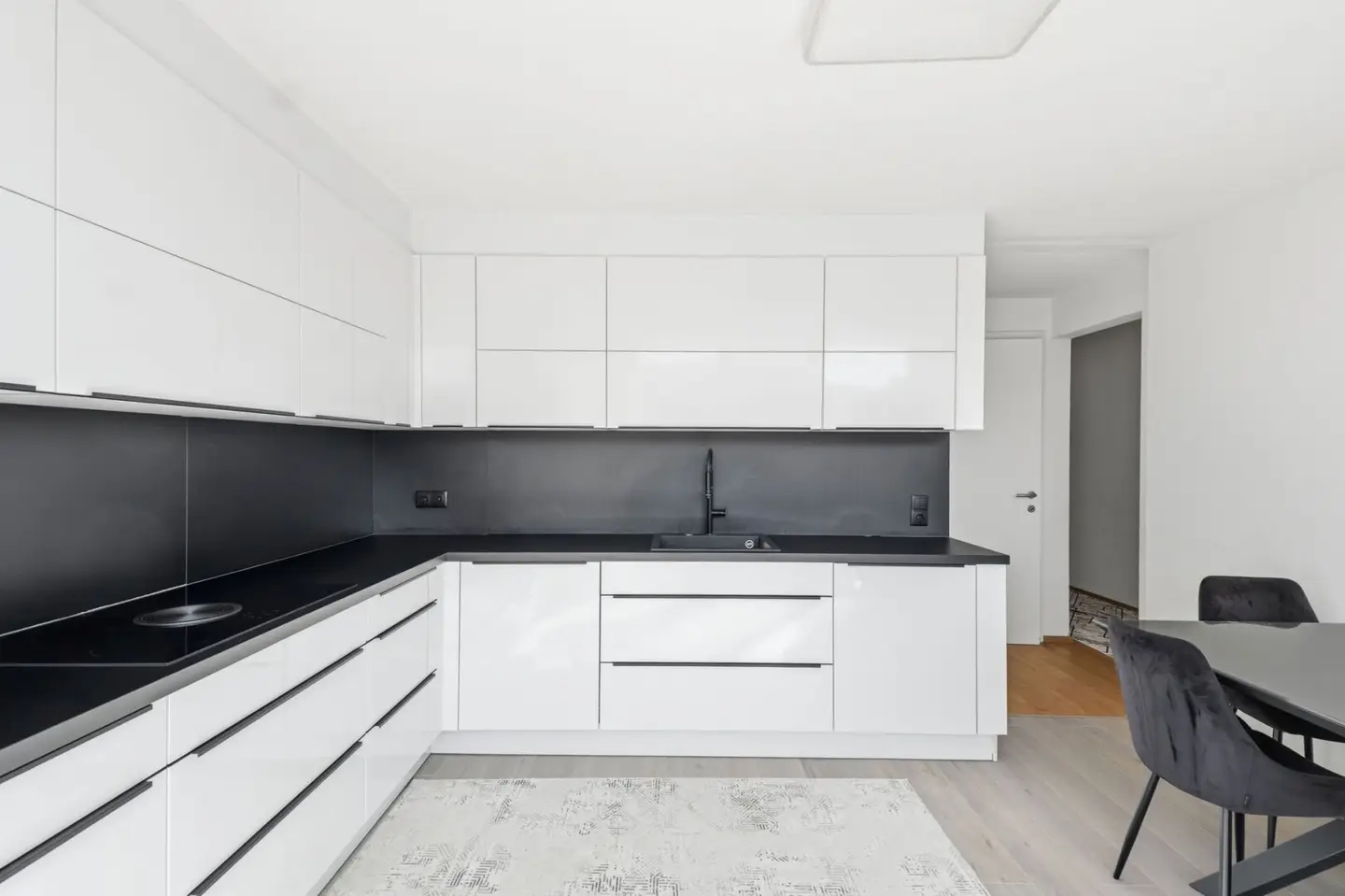 Bright Apartment with Balcony and Fitted Kitchen