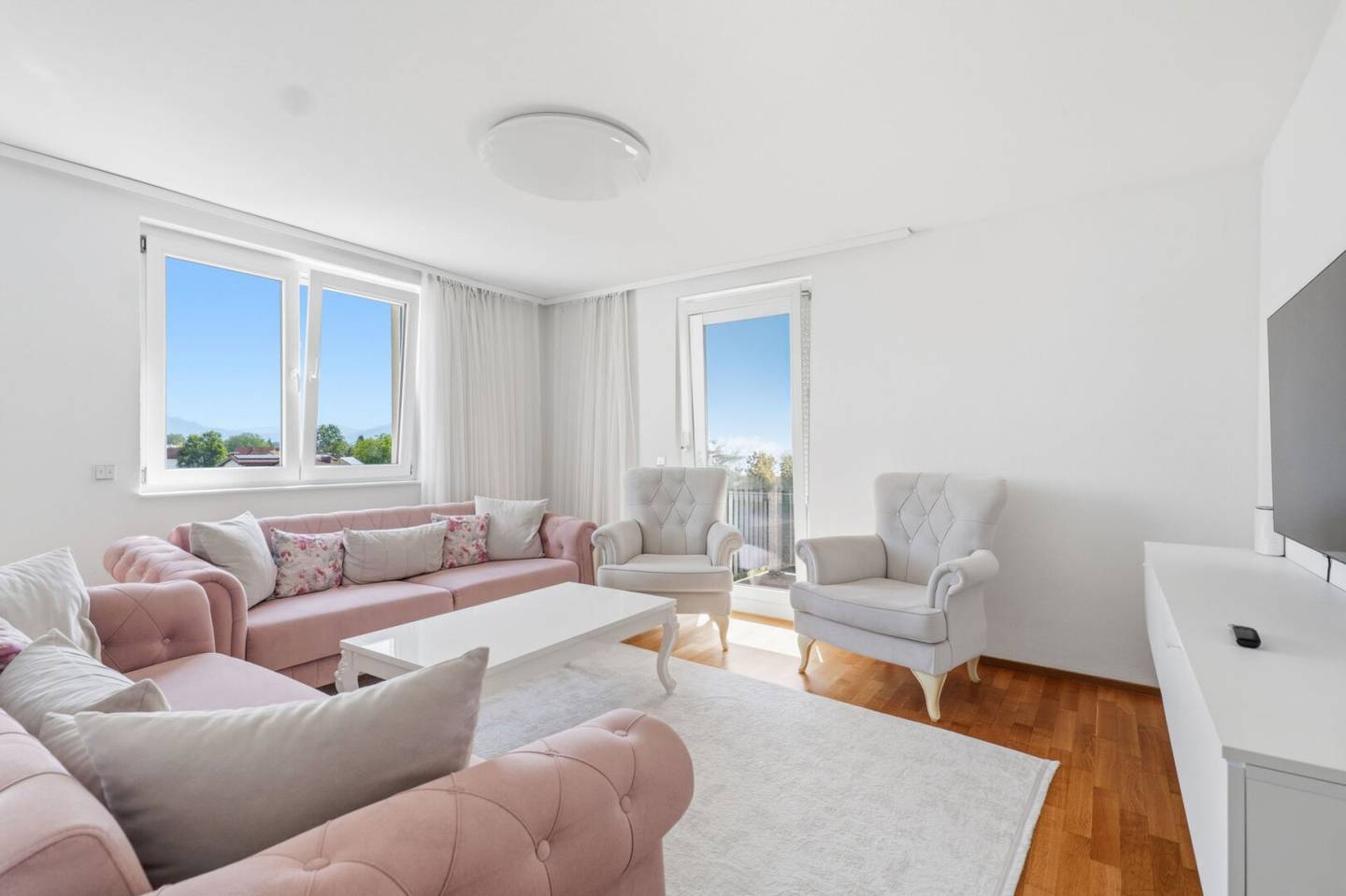 Helle Wohnung mit Balkon und Einbauküche