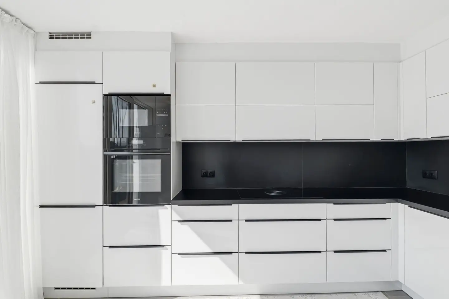 Bright Apartment with Balcony and Fitted Kitchen