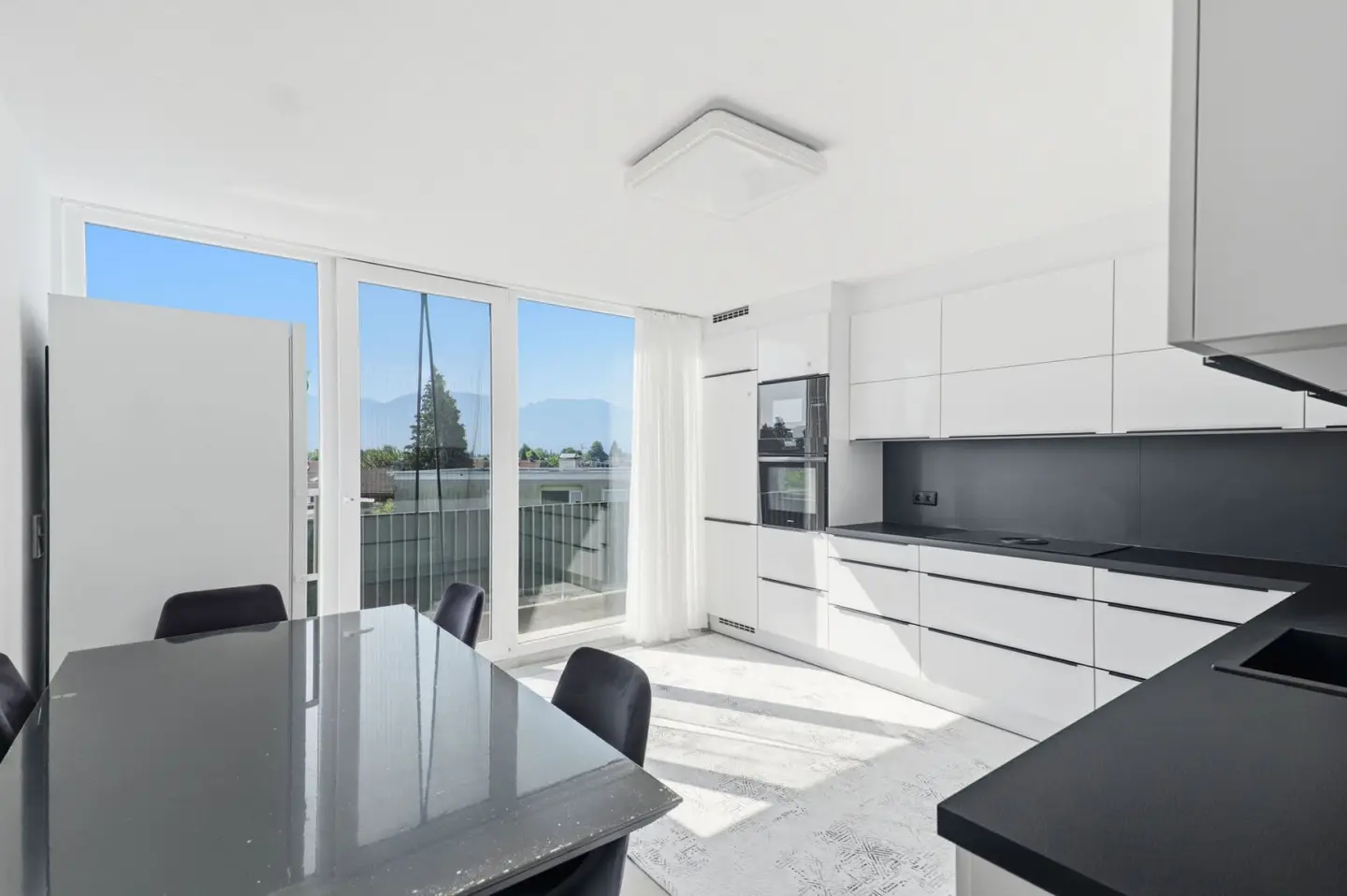 Bright Apartment with Balcony and Fitted Kitchen
