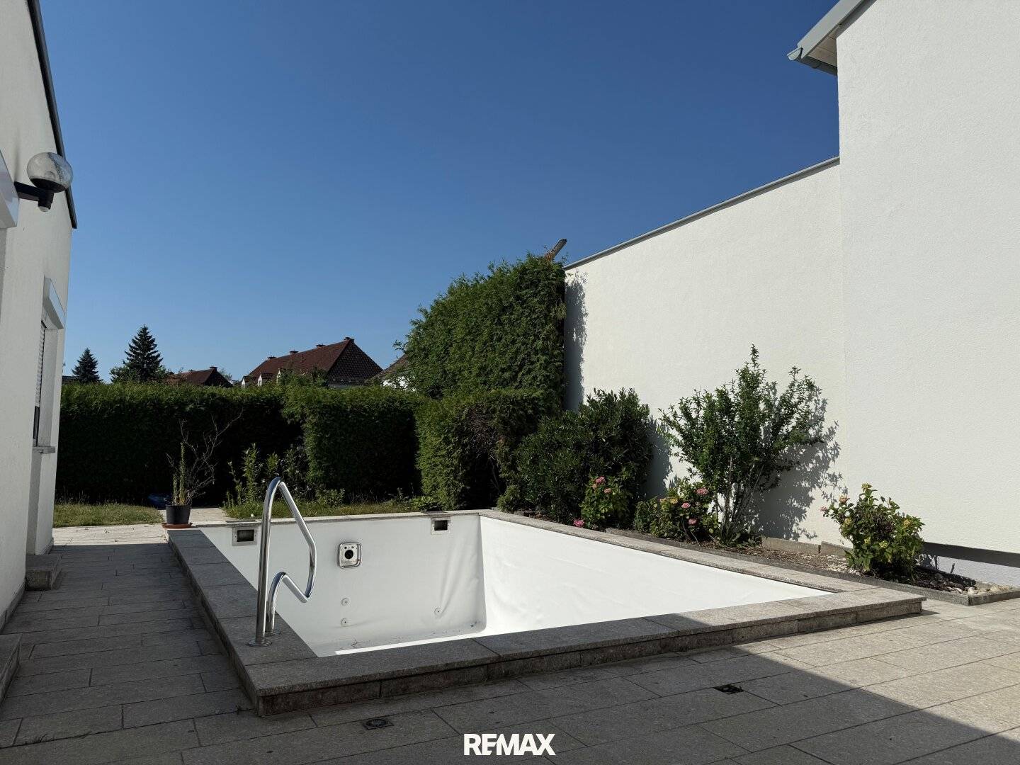 Reihenhausbungalow mit Pool und Garten in Toplage