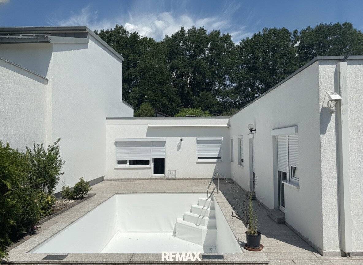 Reihenhausbungalow mit Pool und Garten in Toplage