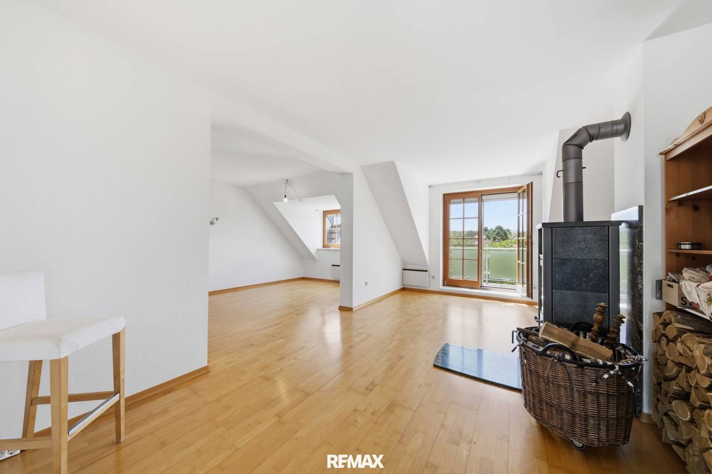 Bright 3.5 Room Apartment with Loggia and Parking Spaces