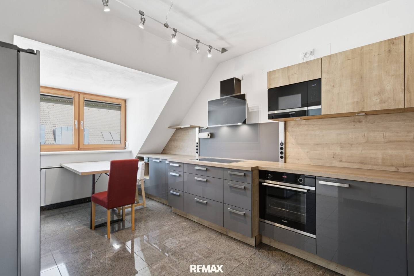 Bright 3.5 Room Apartment with Loggia and Parking Spaces