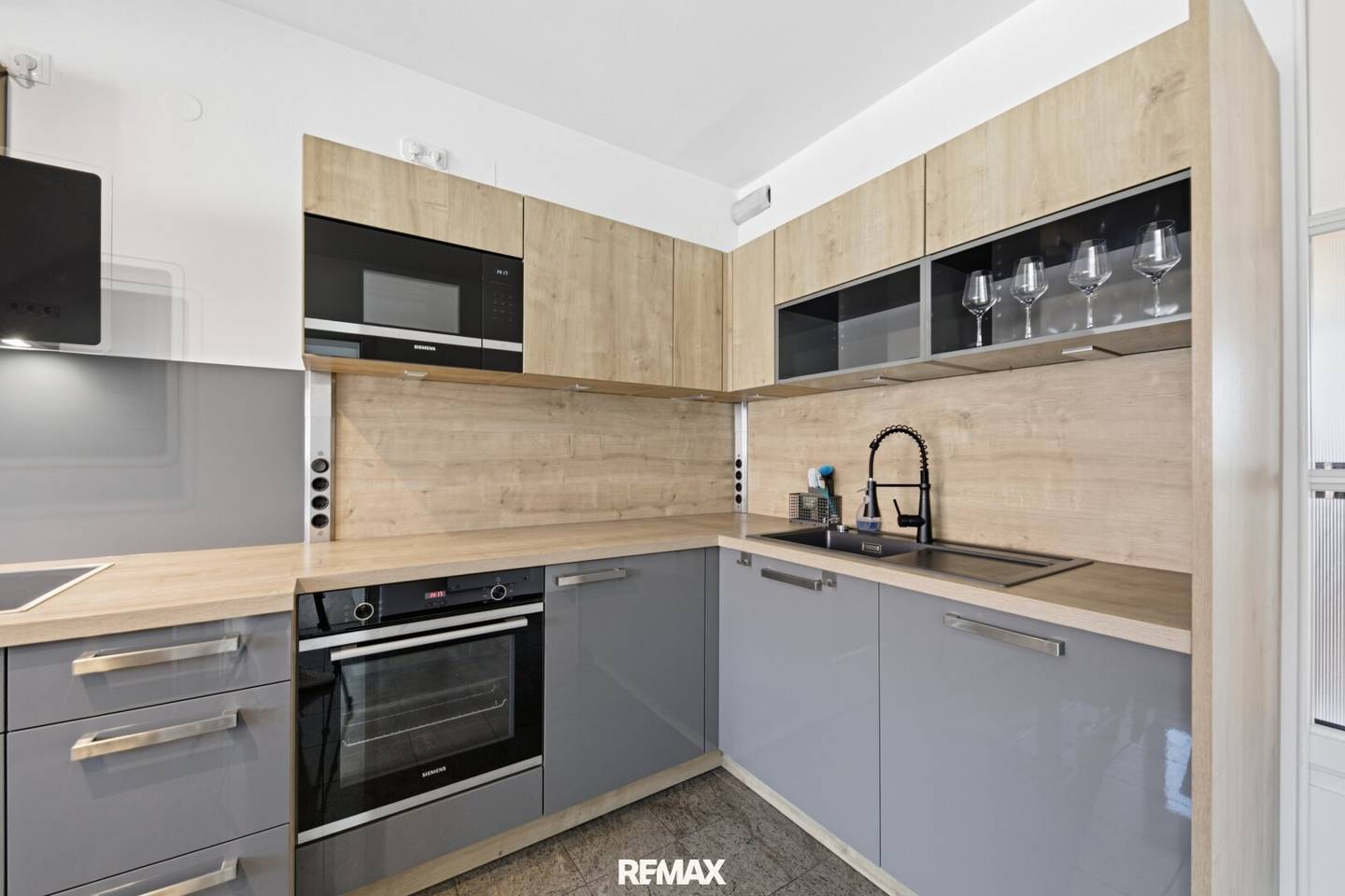 Bright 3.5 Room Apartment with Loggia and Parking Spaces