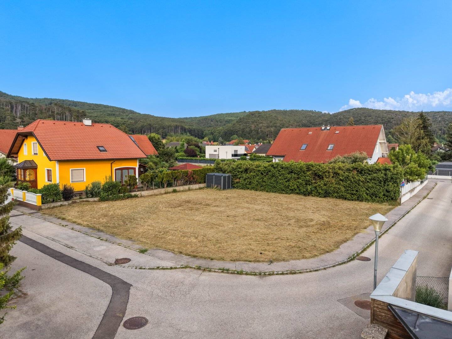 Level building plot on quiet play street with flexible building options