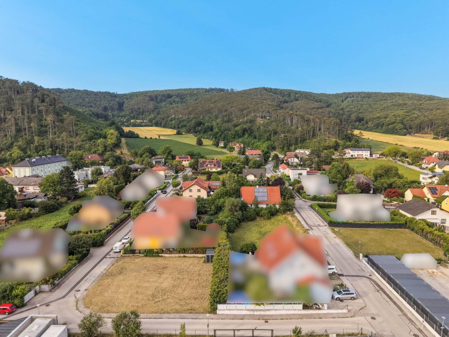 Level building plot on quiet play street with flexible building options