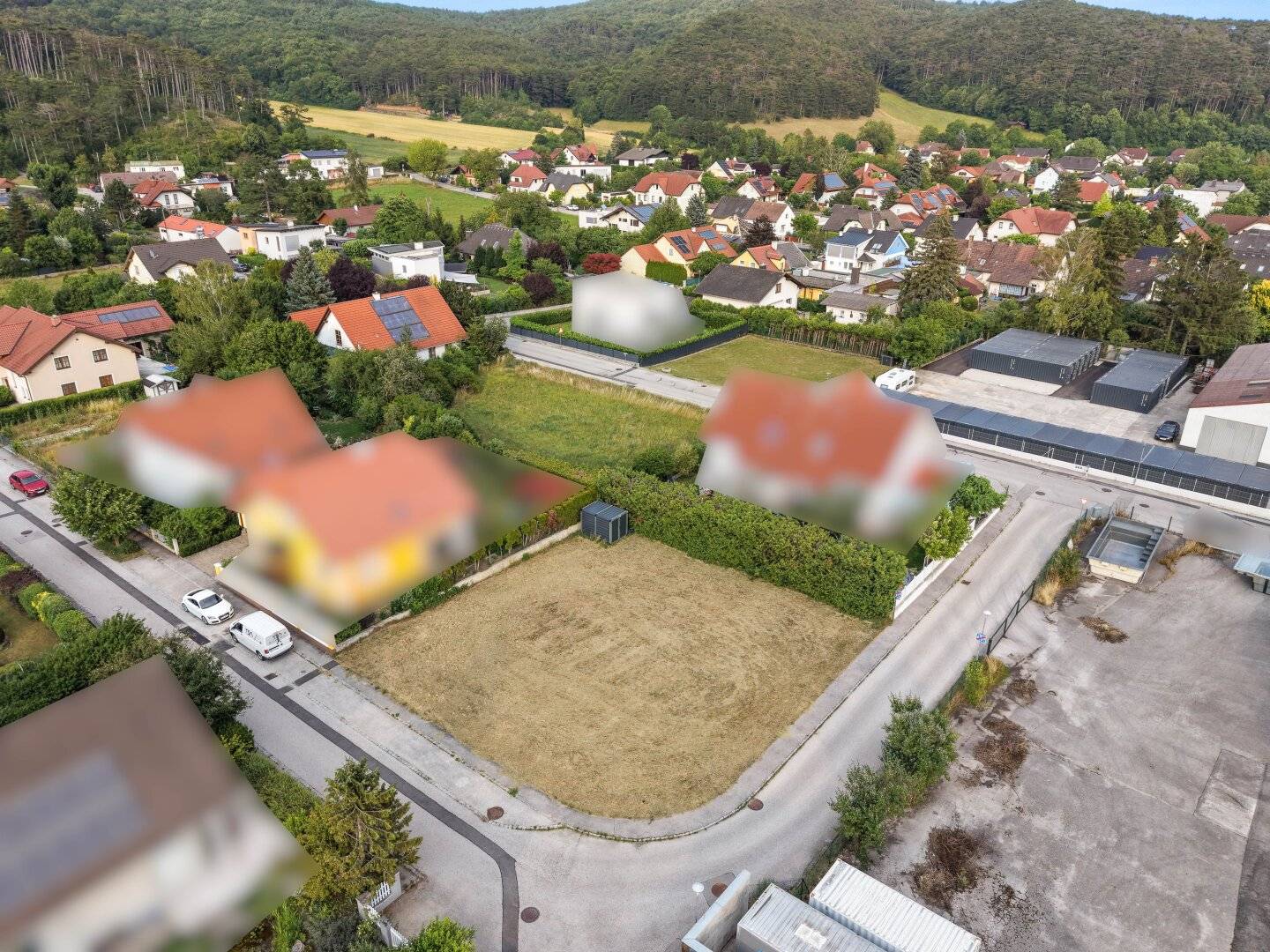 Level building plot on quiet play street with flexible building options