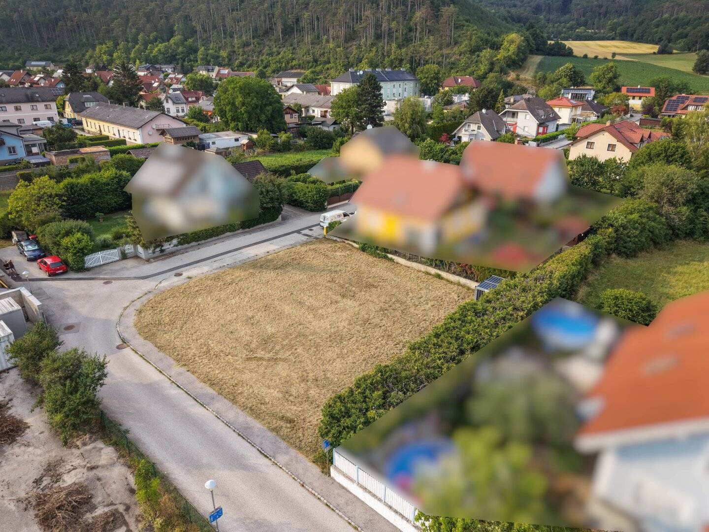 Level building plot on quiet play street with flexible building options
