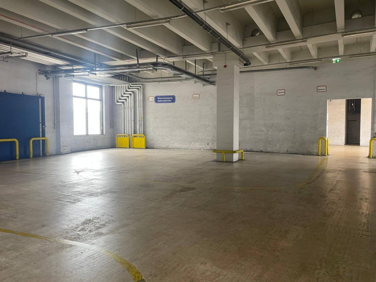 Flexible warehouse hall with rail connection and freight elevator