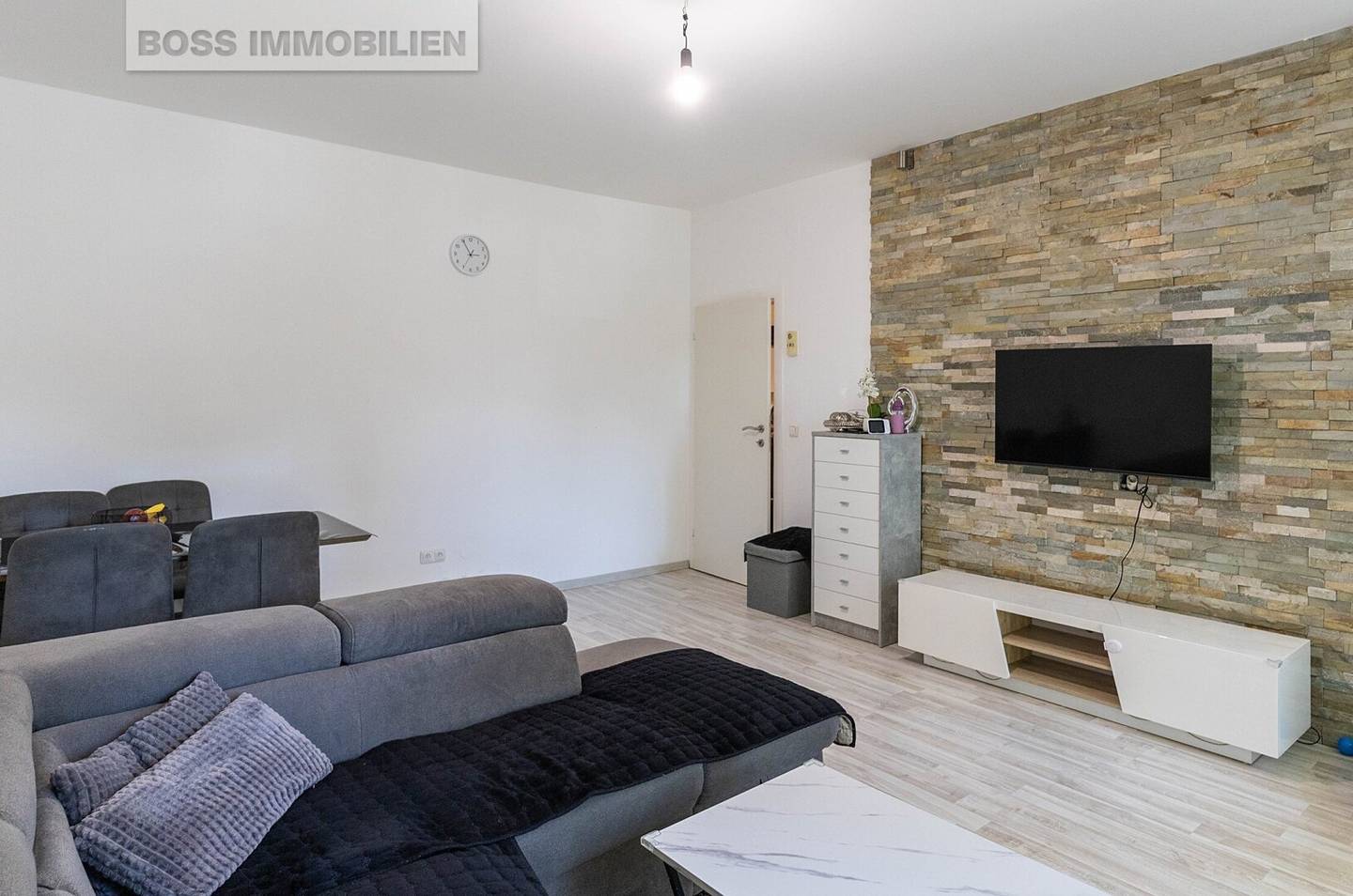 Helle Wohnung mit Loggia und Einbauküche in Haid