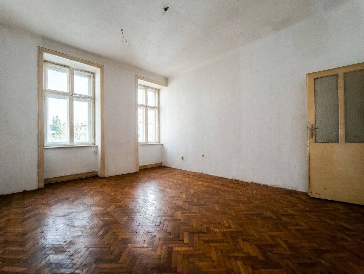 Altbau apartment with courtyard view in a central location