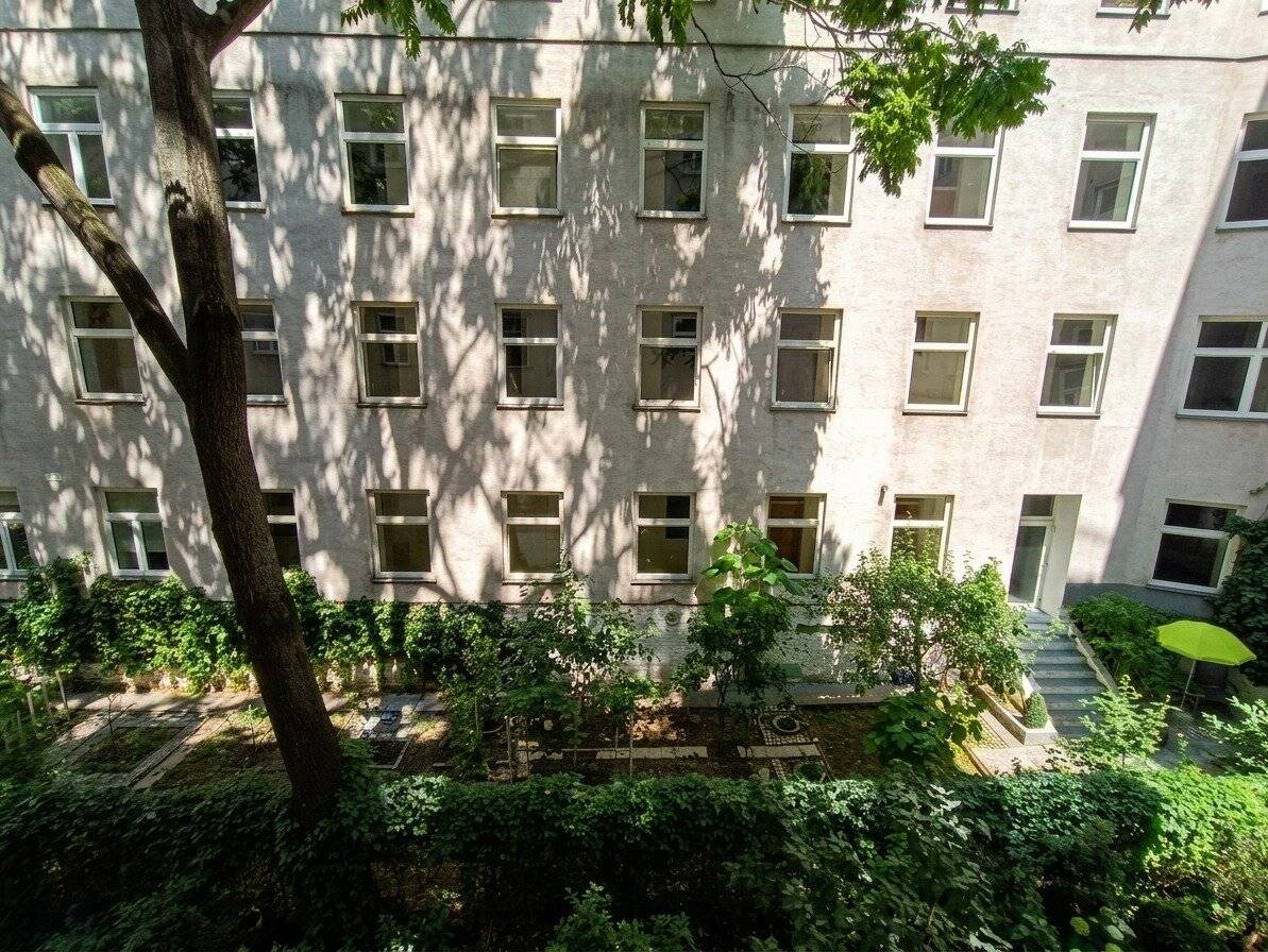 Altbau apartment with courtyard view in a central location
