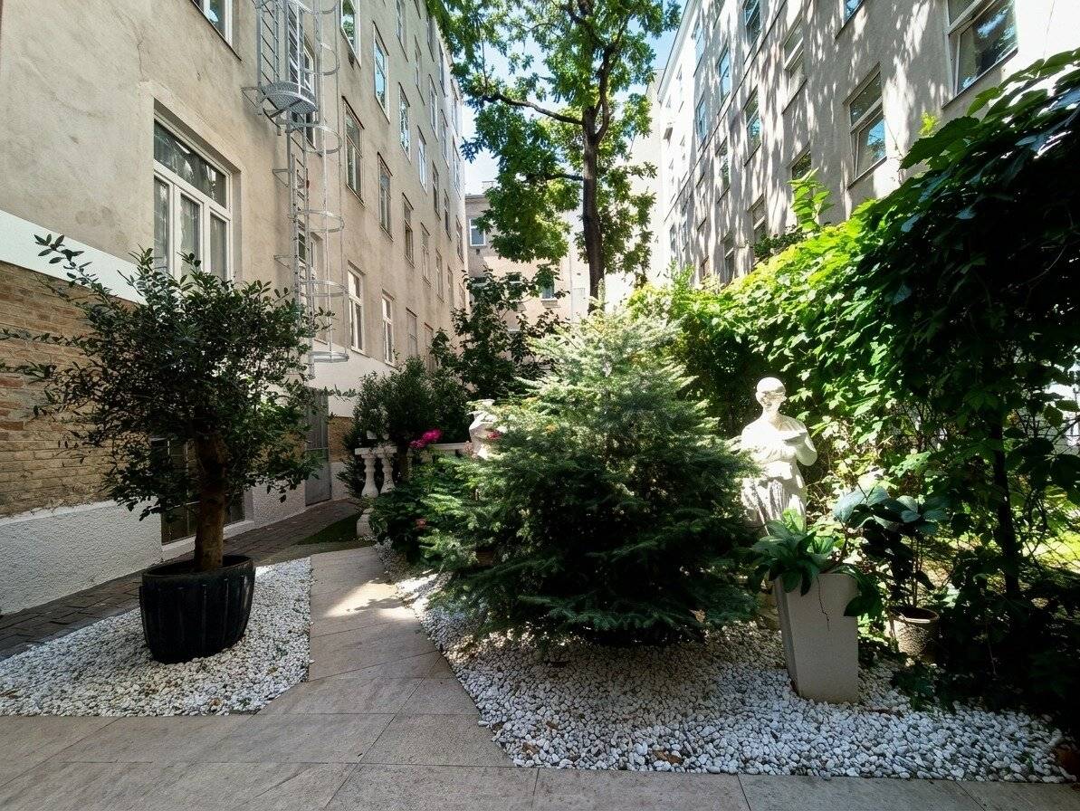 Altbau apartment with courtyard view in a central location