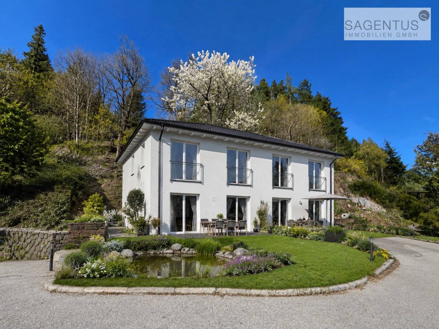 New build semi-detached house with garden in sunny location