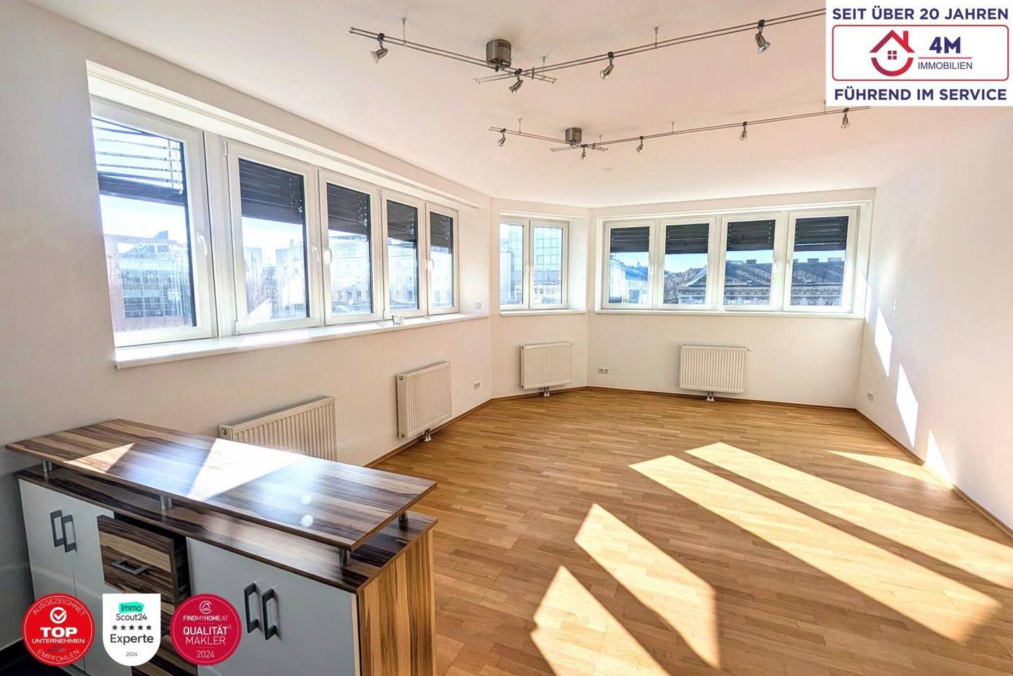 Bright period apartment with parquet and open kitchen near Burggasse