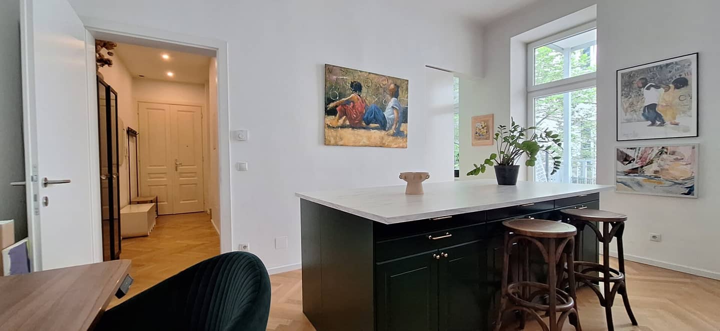 Sanierte Altbauwohnung mit Balkon und Fischgrätparkett