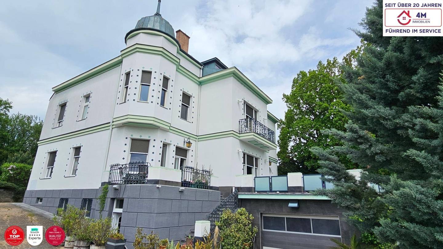 Detached house with terrace and distant view