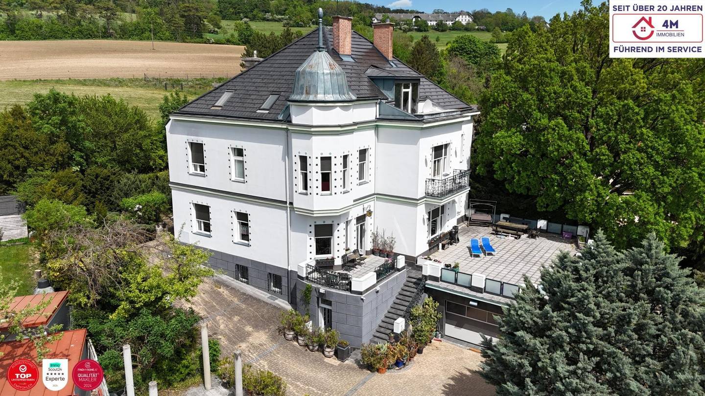 Detached house with terrace and distant view