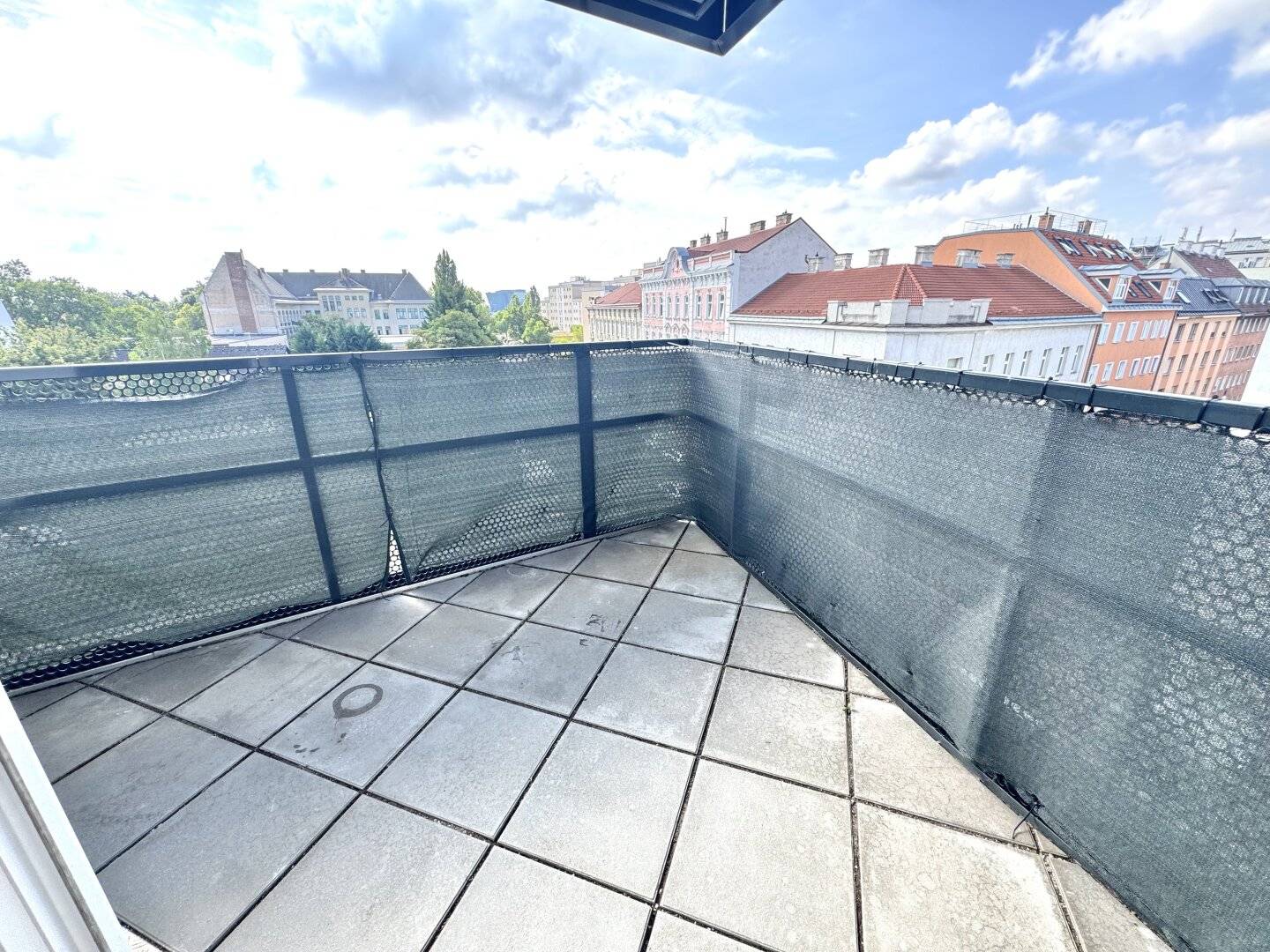 Bright new build apartment with balcony and fitted kitchen