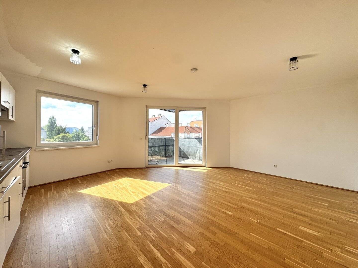 Bright new build apartment with balcony and fitted kitchen
