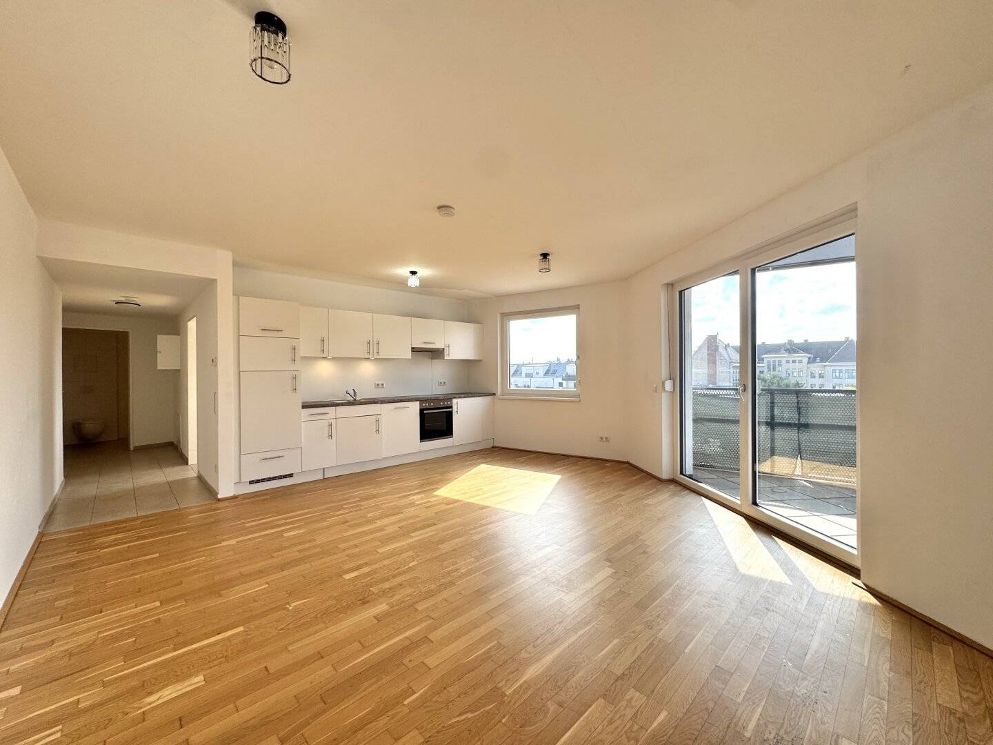 Bright new build apartment with balcony and fitted kitchen