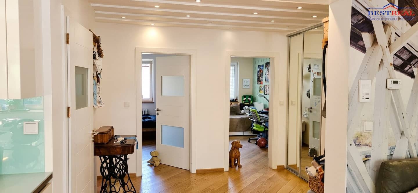 Schicke Wohnung mit Loggia- Krottenbachstraße