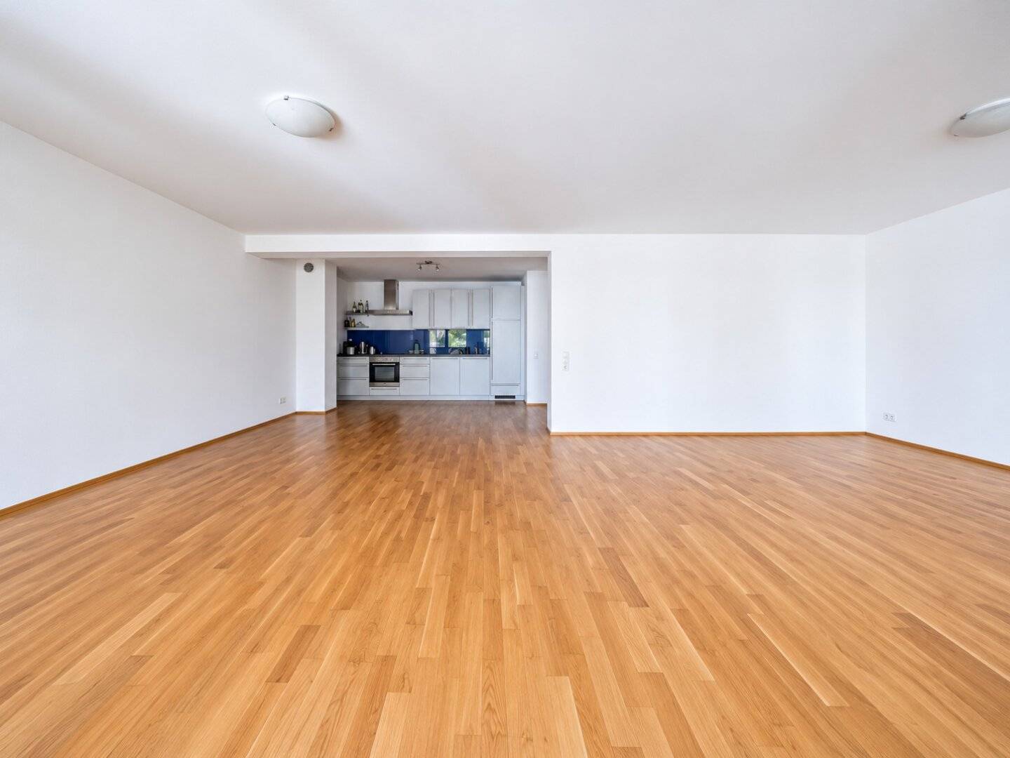 Wohnung mit Garten und zwei Loggien in zentraler Lage