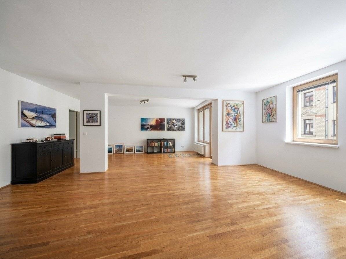 Apartment with garden and two loggias in a central location