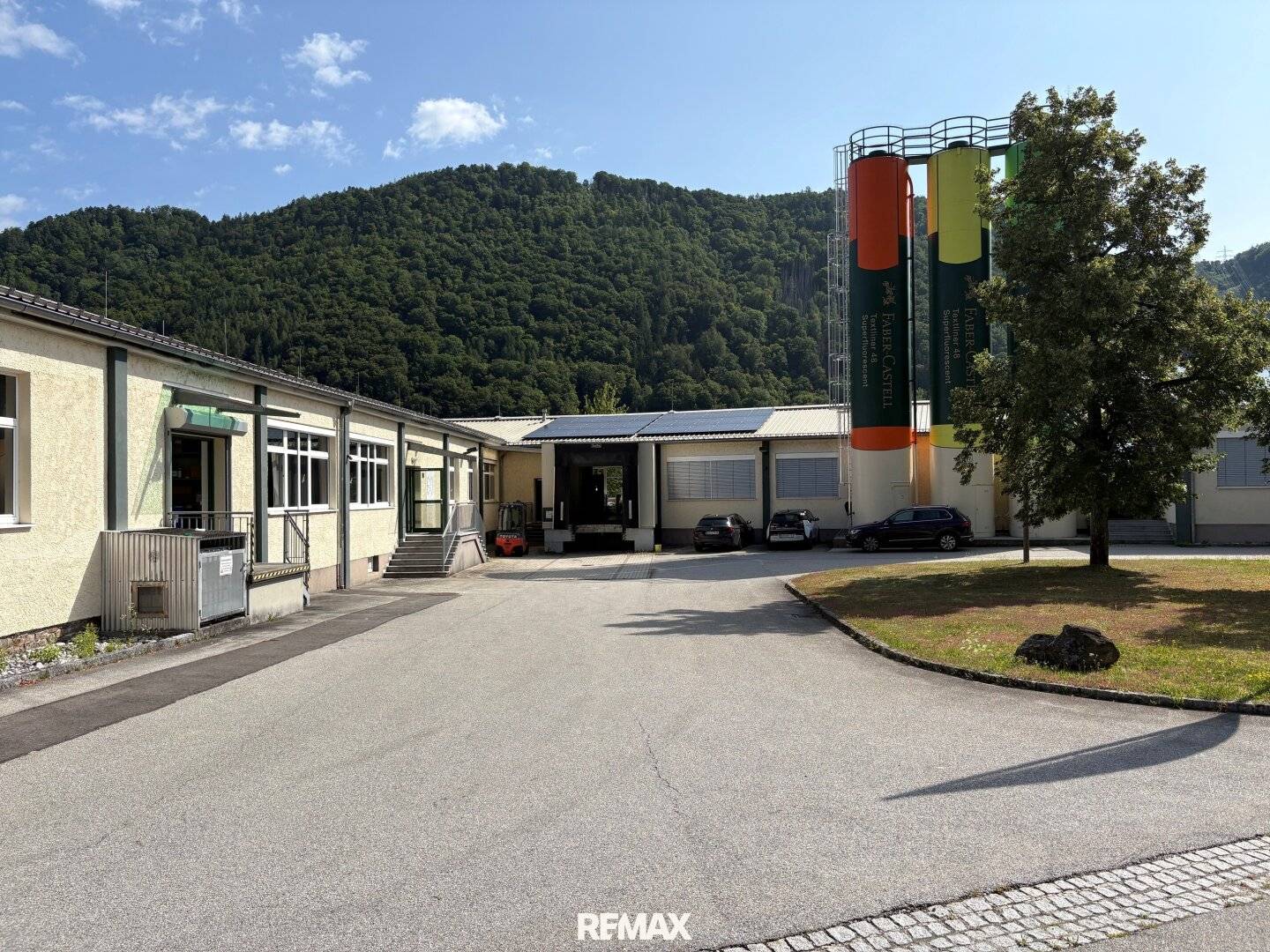 Betriebsliegenschaft mit Lagerhallen und PV Anlage an der Donau