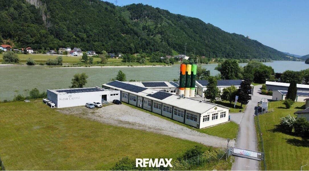 Betriebsliegenschaft mit Lagerhallen und PV Anlage an der Donau