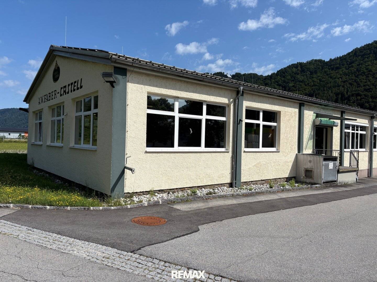 Betriebsliegenschaft mit Lagerhallen und PV Anlage an der Donau
