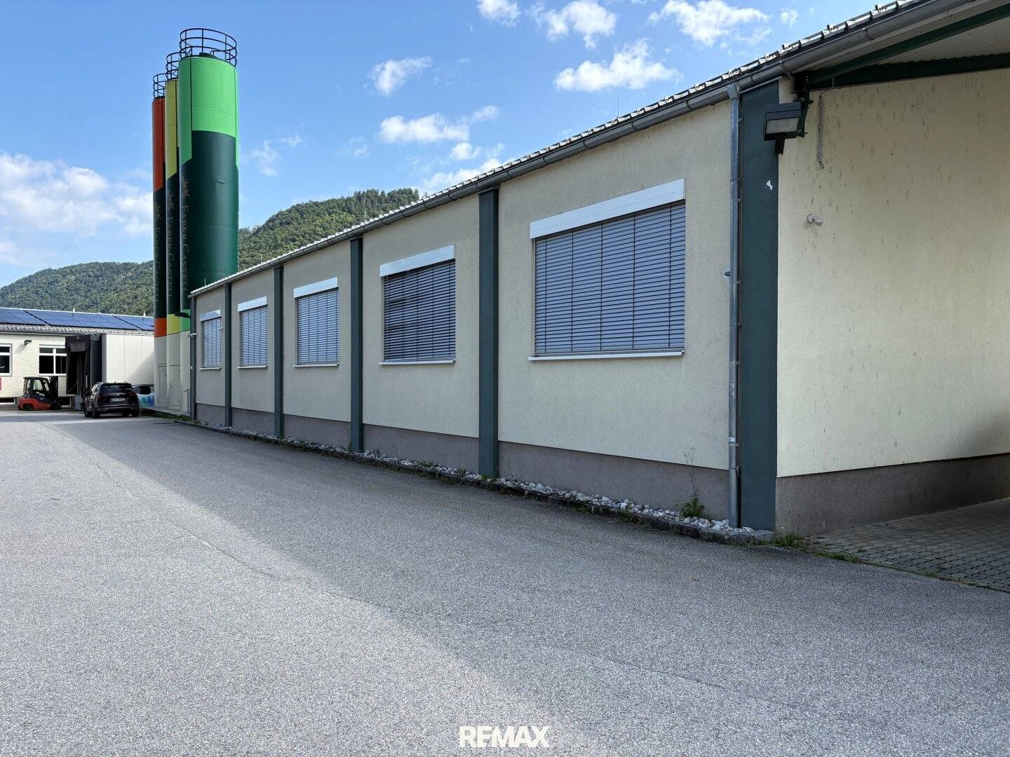 Betriebsliegenschaft mit Lagerhallen und PV Anlage an der Donau