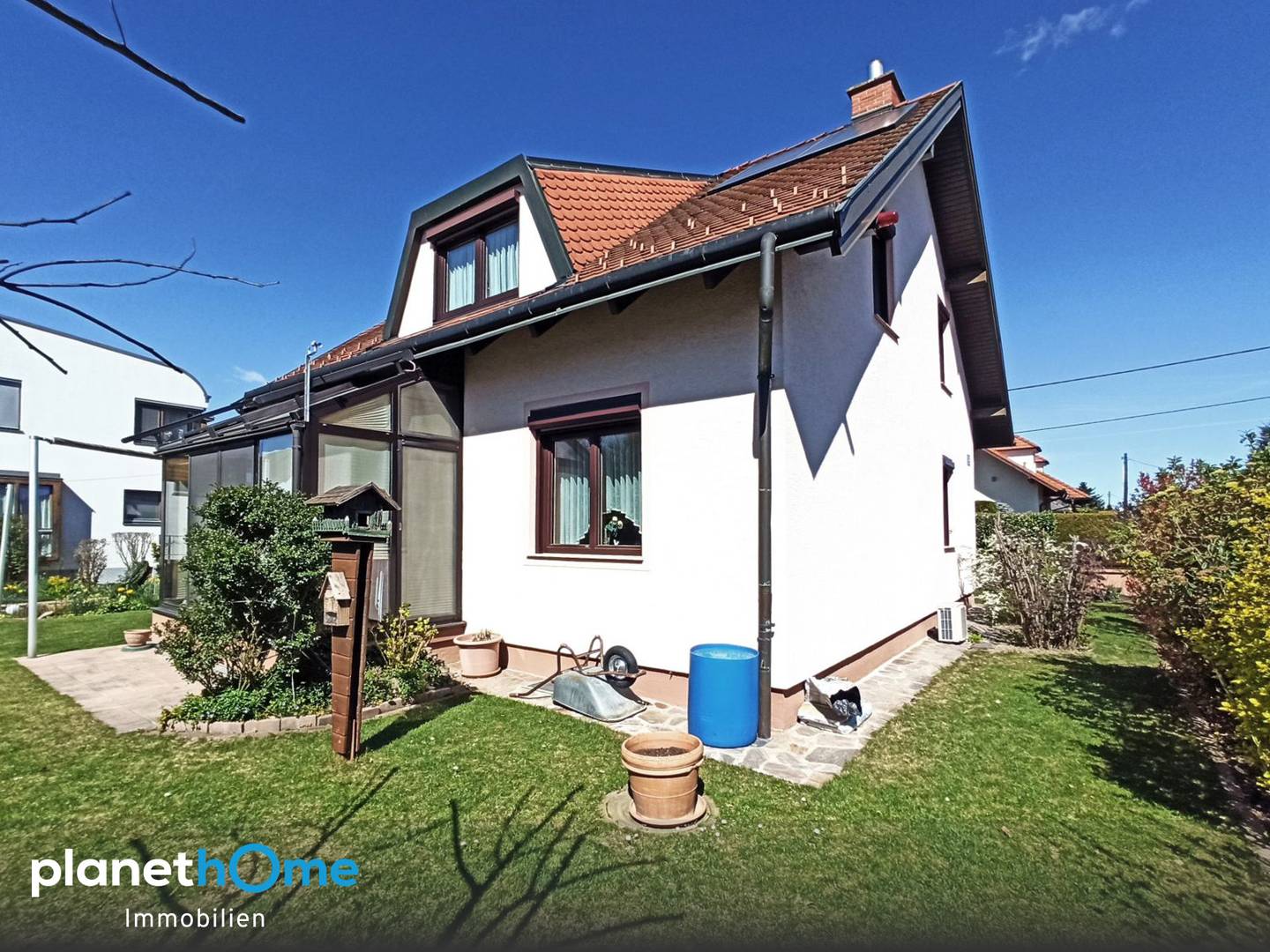 Einfamilienhaus mit Garten und Wintergarten in grüner Ruhelage