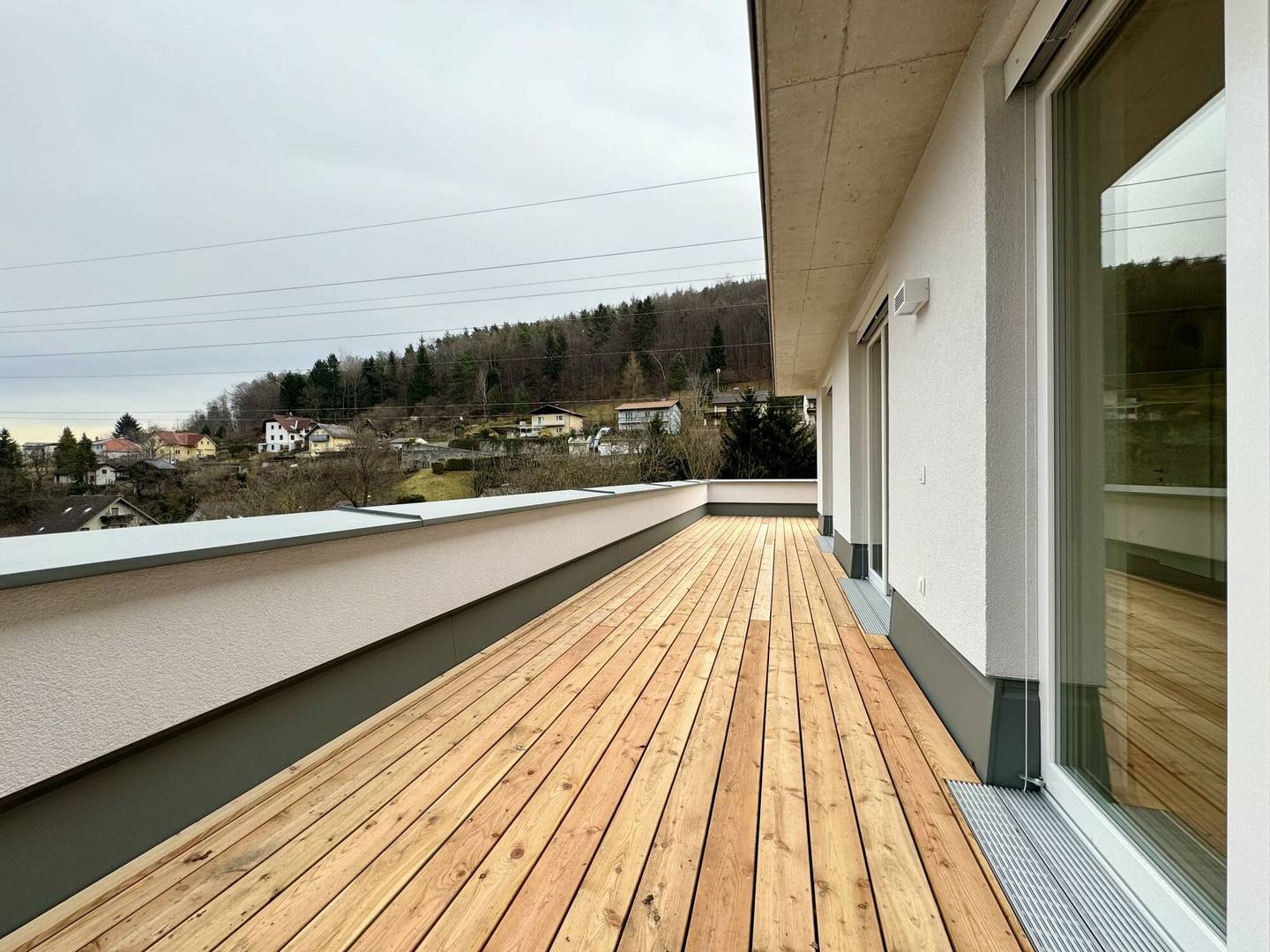 Dachgeschosswohnung mit großer Dachterrasse in ruhiger Grünlage