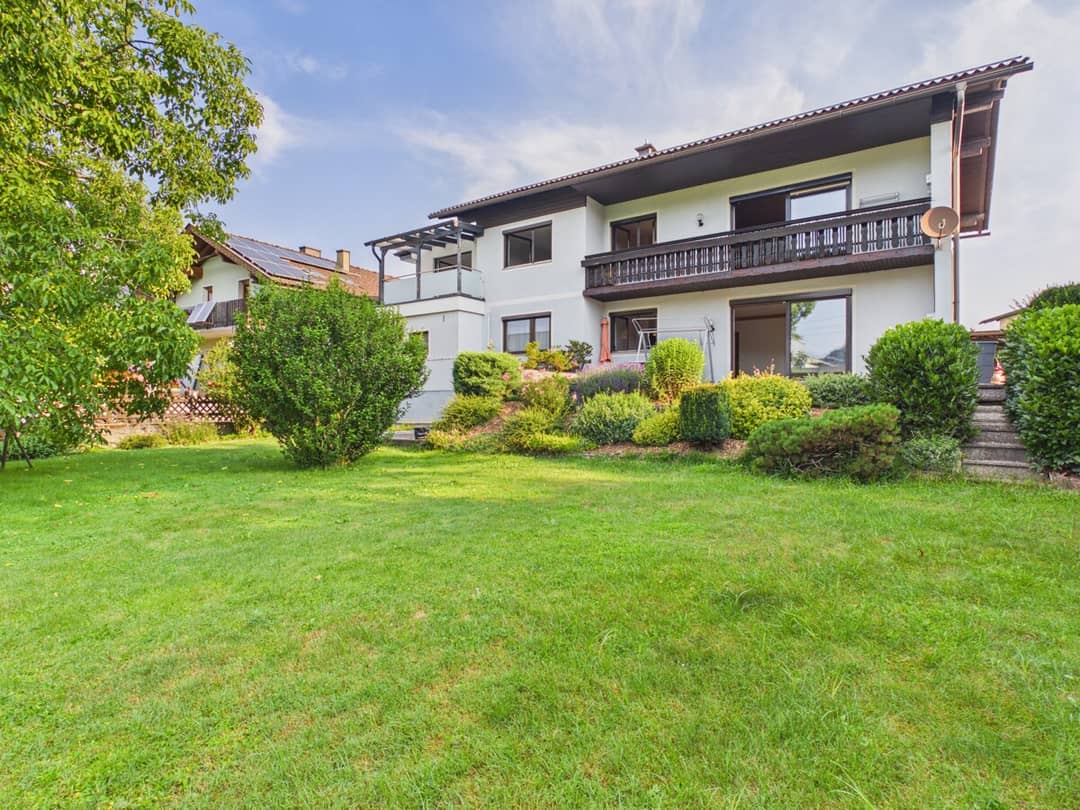 Charmantes Zweifamilienhaus mit großem Garten und Wintergarten
