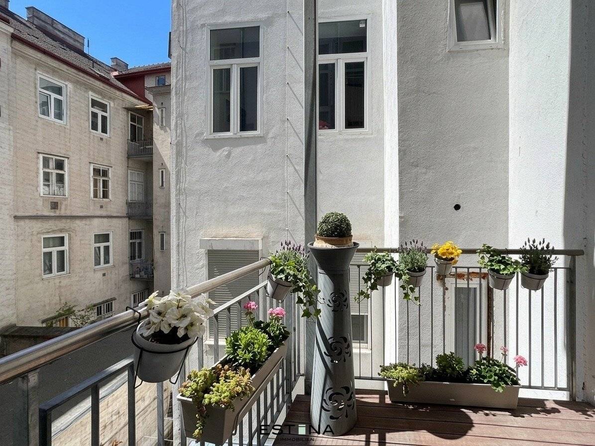 Beautiful period apartment with quiet balcony near U3 Hütteldorfer Straße