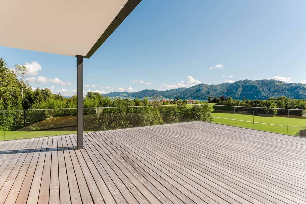 Garden apartment with lake views and two terraces